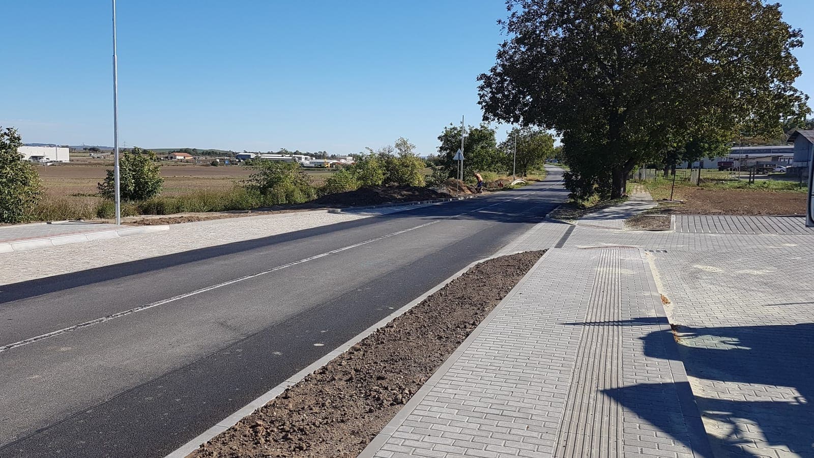 Komunikace v Blučině — Oprava průtahu obcí s výměnou podkladních vrstev a novým asfaltovým krytem. Souč