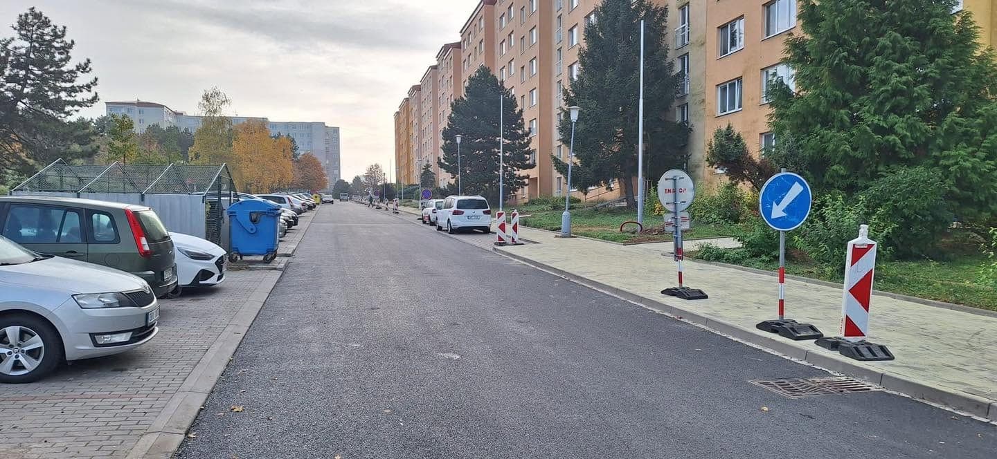 Parkoviště v ulici Elplova — Nové parkovací stání na sídlišti — podkladní vrstvy, betonové obruby a zámková d