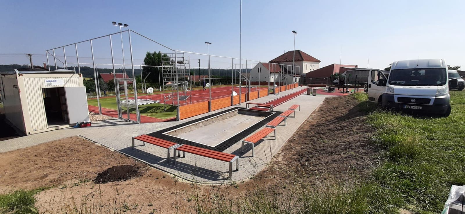 Multifunkční hřiště Bukovina — Od skrývky a hrubých terénních úprav po hutněné podkladní vrstvy pro sportovní povrch mult