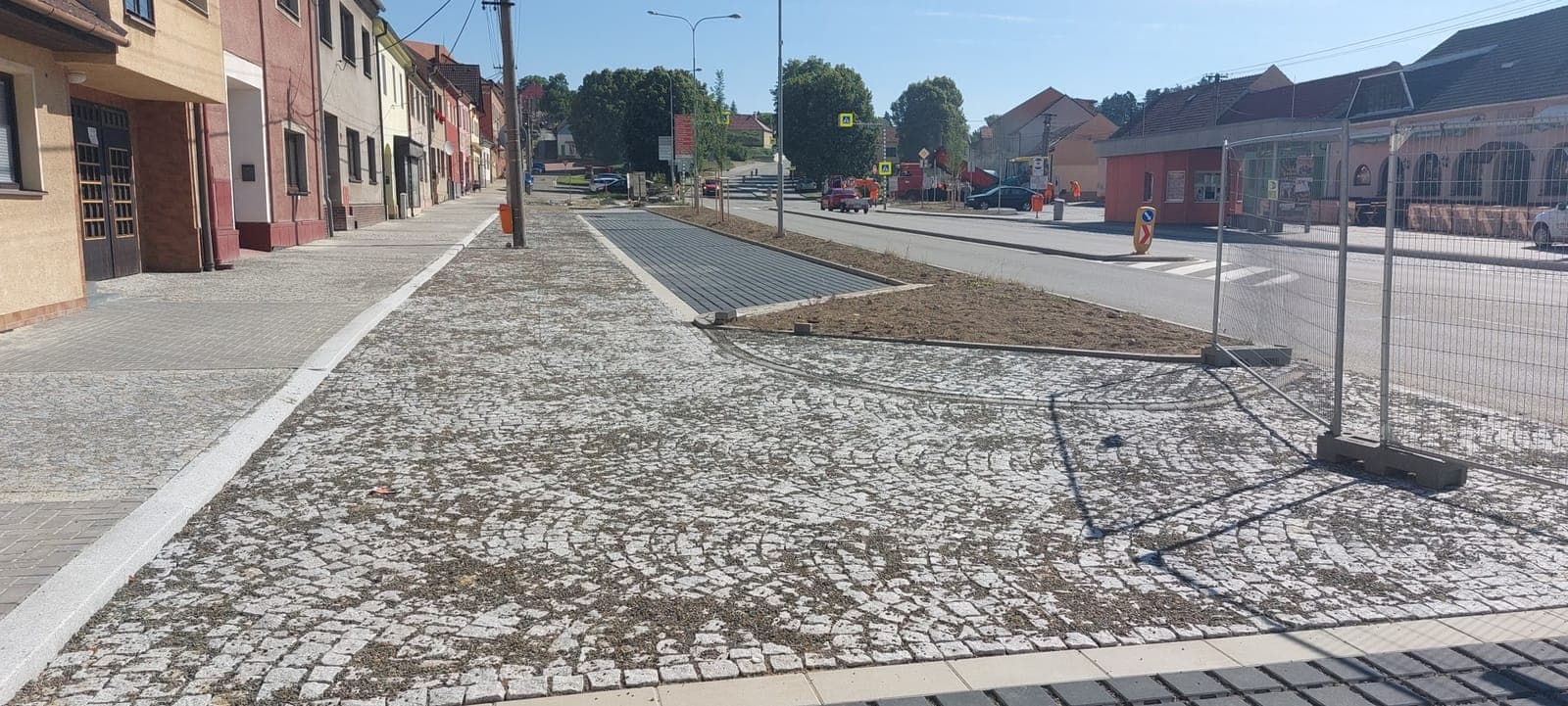 Náměstí v Jedovnicích — Dvě etapy obnovy náměstí — nové zpevněné plochy z kamenné dlažby, obruby a odvod