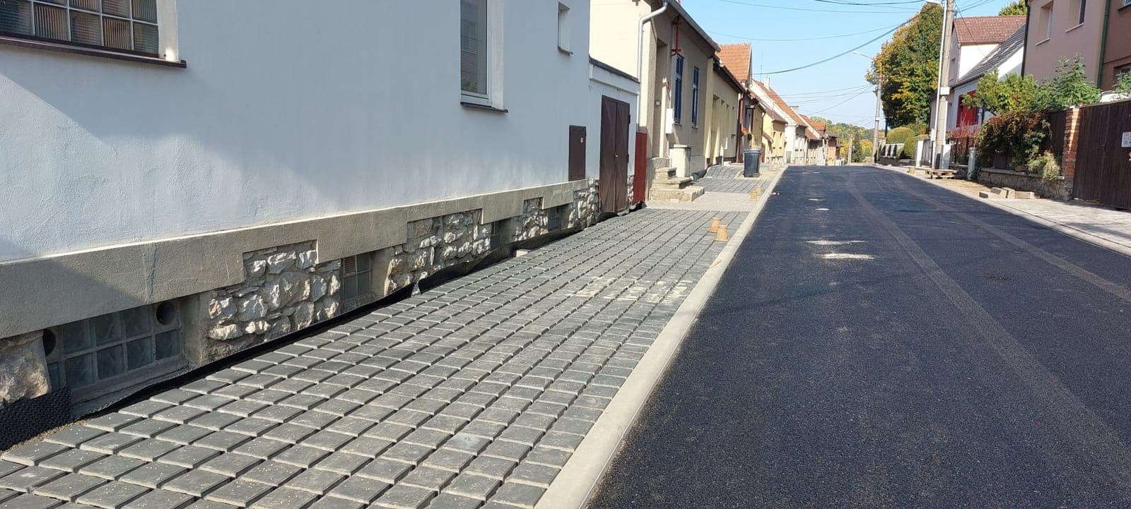 Ulice Tyršova, Jedovnice — Tři etapy rekonstrukce ulice včetně podkladních vrstev, obrub a nového asfaltové