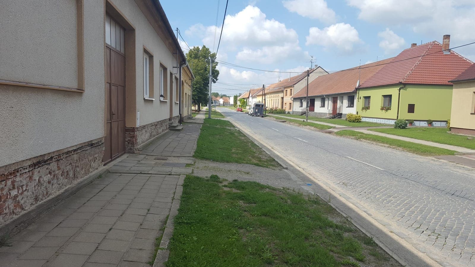Chodníky v Loděnicích — Kompletní rekonstrukce chodníků v celé obci Loděnice.
