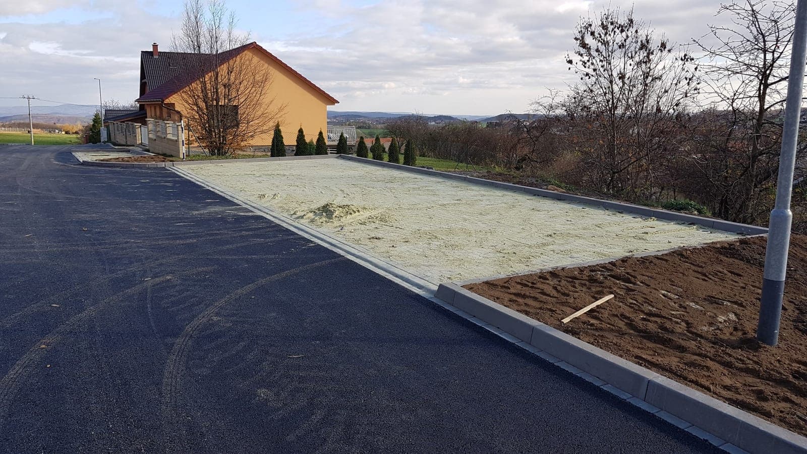 Kanalizace v Maršově — Uložení betonových skruží a potrubí, zásyp a hutnění, obnova terénu nad trasou.