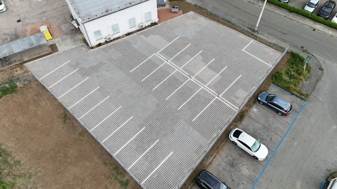 Parkoviště firmy UNIS — Parkovací plocha v areálu firmy — zpevnění podloží, obruby a finální povrch. Navazuje na d