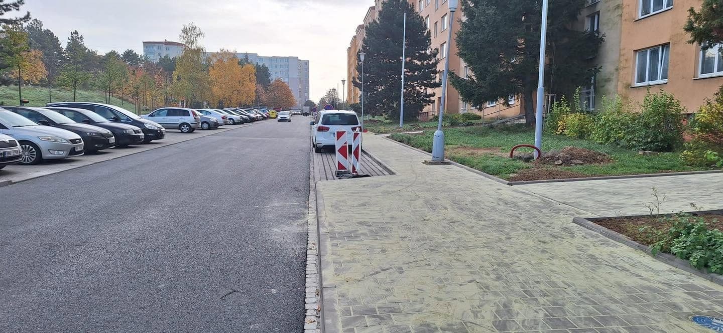 Parkoviště v ulici Elplova — fotografie 4 z 7
