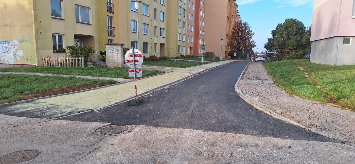 Parkoviště v ulici Elplova — fotografie 5 z 7