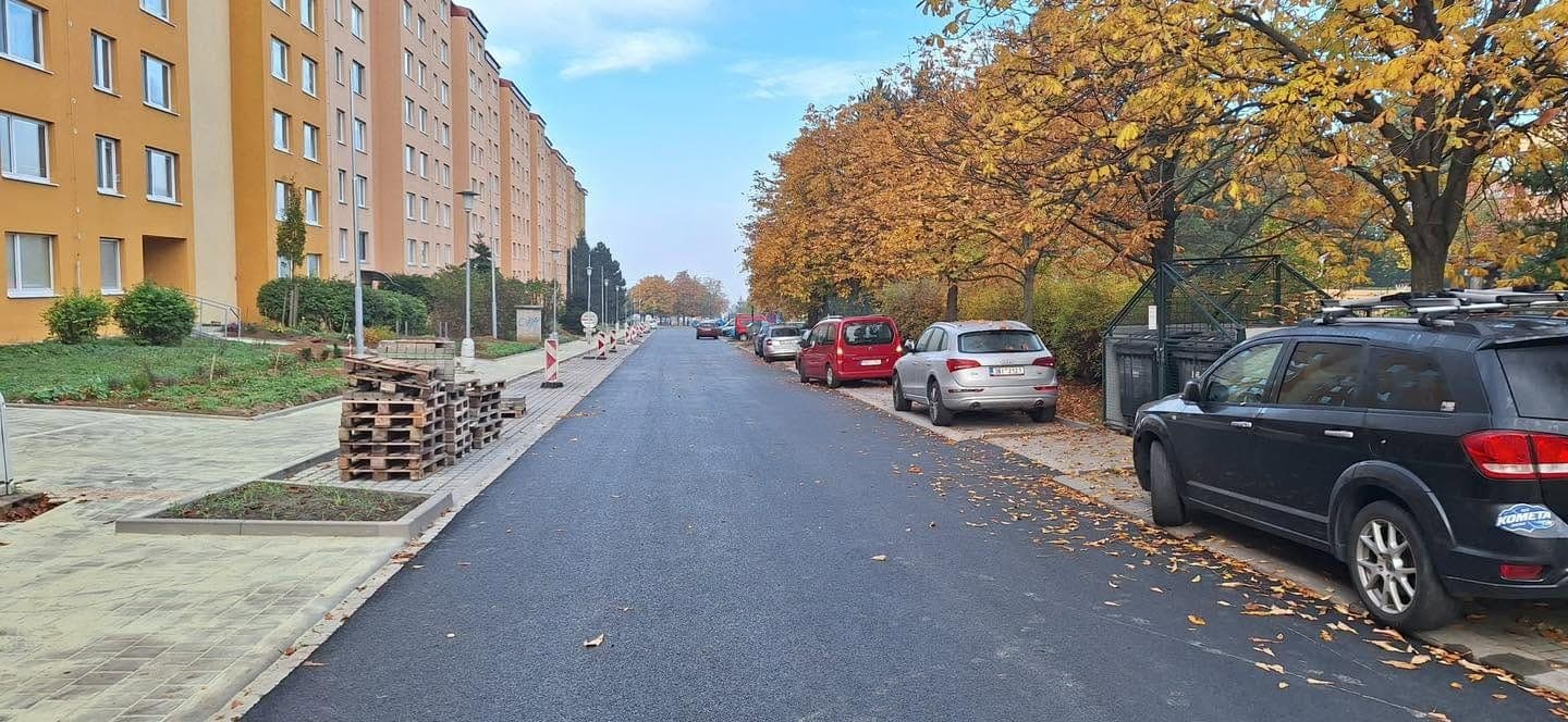 Parkoviště v ulici Elplova — fotografie 3 z 7