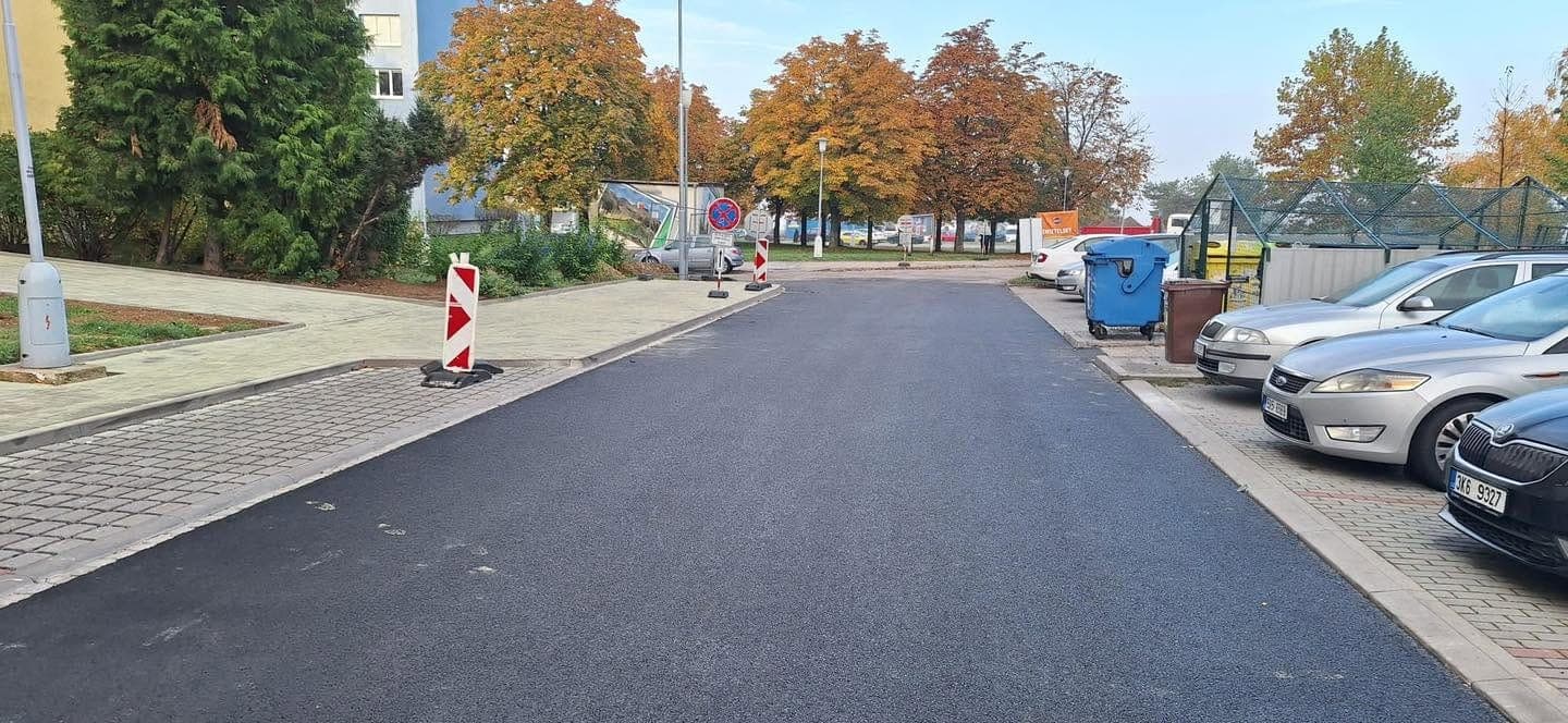 Parkoviště v ulici Elplova — fotografie 6 z 7