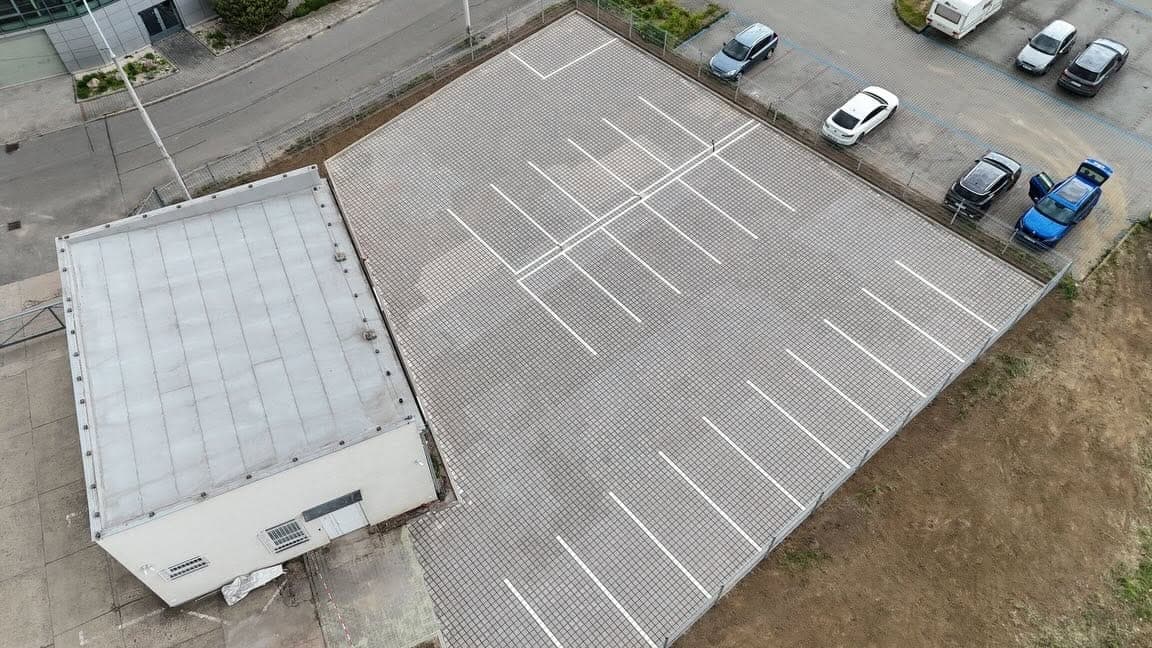 Parkoviště firmy UNIS — fotografie 2 z 3