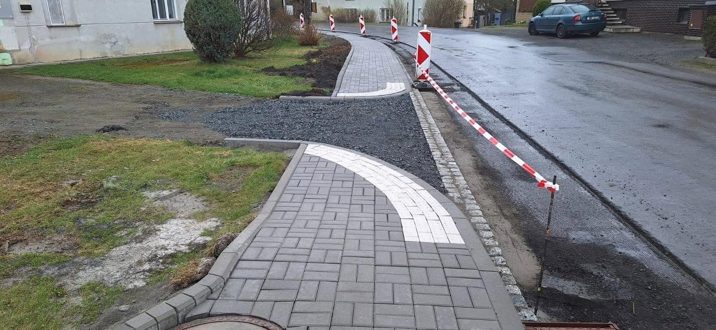 Chodník v obci Výkleky — fotografie 3 z 3